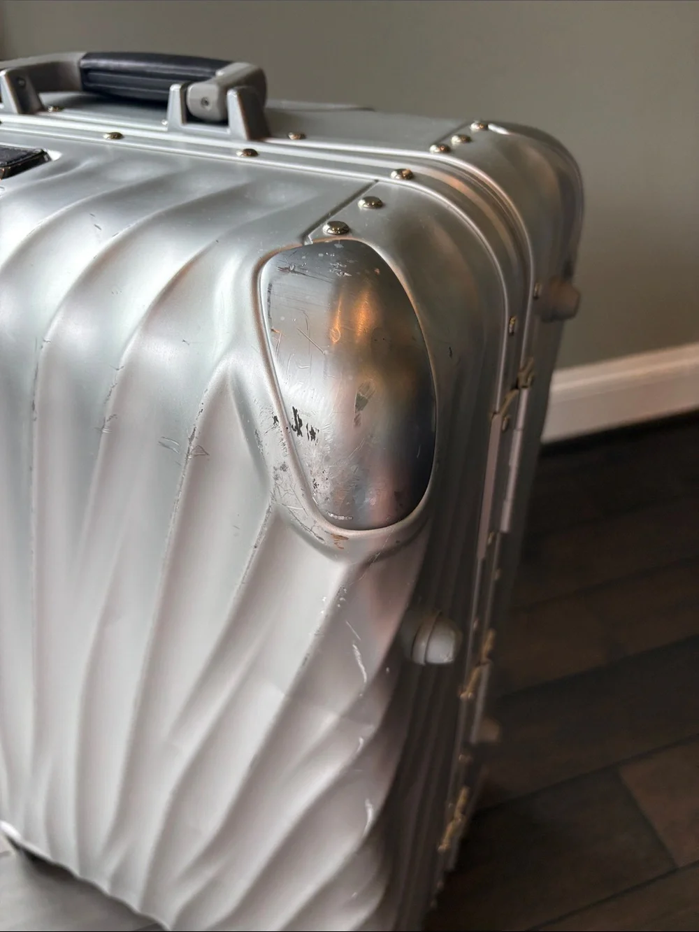 Tumi Silver Hard-Shell Spinner Luggage 25” Short Trip Packing Case Suitcase